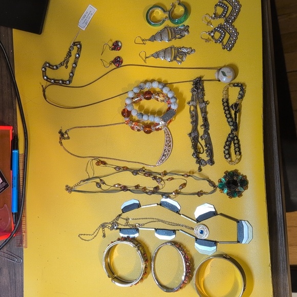 Macy's Jewelry - Massive Jewelry To Go!! 17 Pieces Assorted